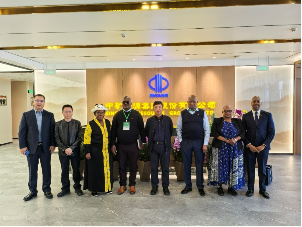 津巴布韦马斯温戈省省长一行到访388vip太阳资源集团总部
